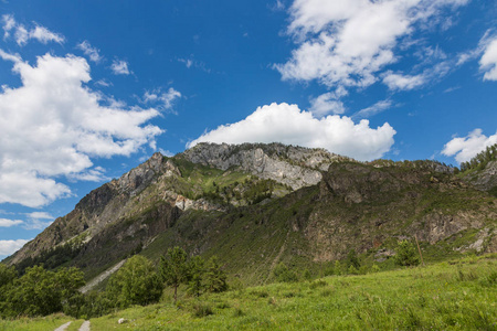 卡屯河和马里亚洛曼河交汇的山谷中的山岳景观