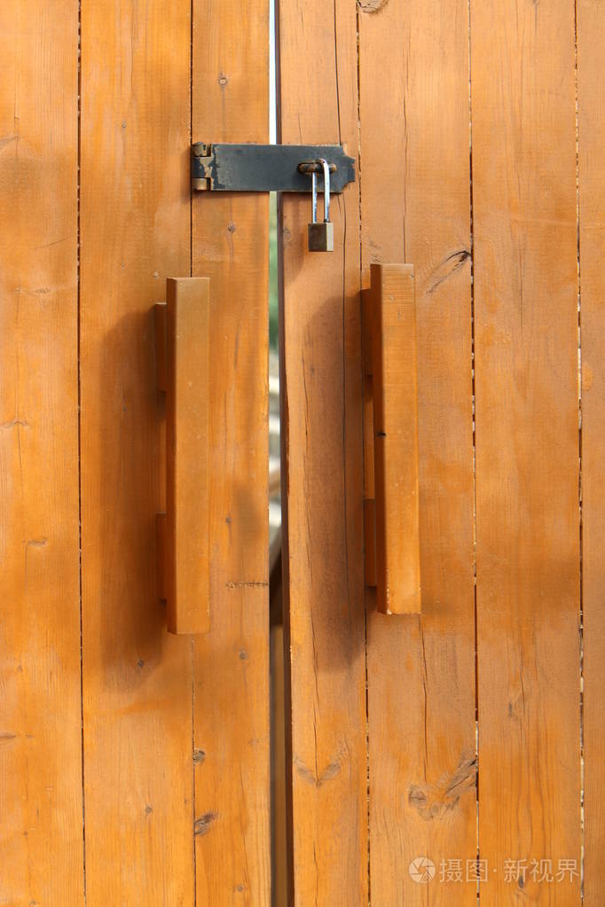 进出楼宇的门孔