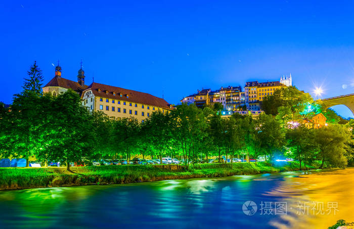 站在斯维兰弗里堡河流域的扎林根桥夜景