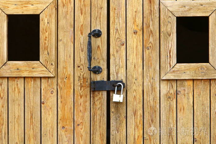 进出楼宇的门孔