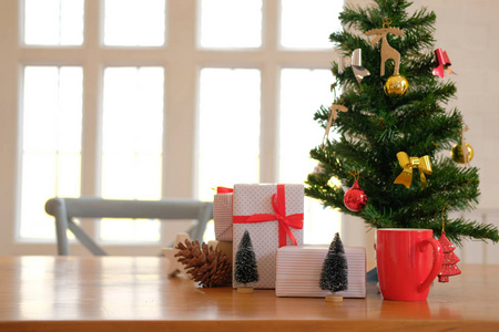 礼物盒和装饰圣诞树。十二月的圣诞节庆典