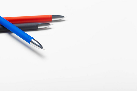 白色背景上隔离的不同颜色的钢笔