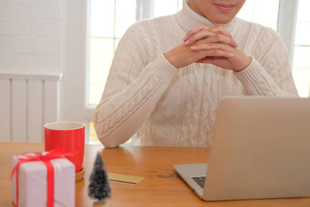 圣诞节期间，男人在家里使用电脑。圣诞假期新年庆祝季节问候。