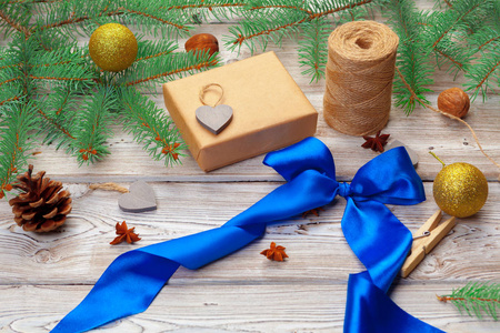 木制背景的圣诞装饰礼品盒和松树枝