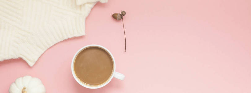 创意秋季平躺在头顶上的咖啡牛奶拿铁杯上，千禧年粉红色背景复制空间最小的风格。女性博客社交媒体的秋季模板