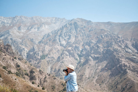 徒步旅行者摄影师在山上拍摄风景。