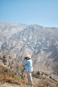 徒步旅行者摄影师用山描绘风景图片