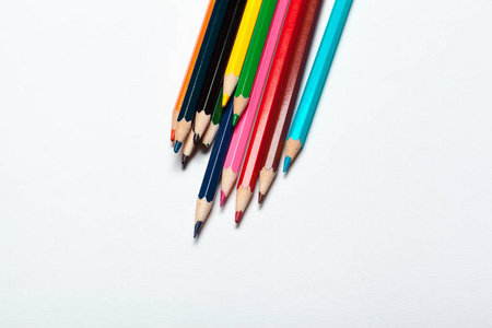白色背景上孤立的彩色普通铅笔