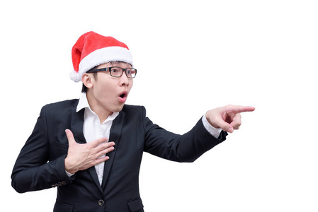 商业人士对孤立在白色背景下的圣诞节主题感到震惊和惊讶。