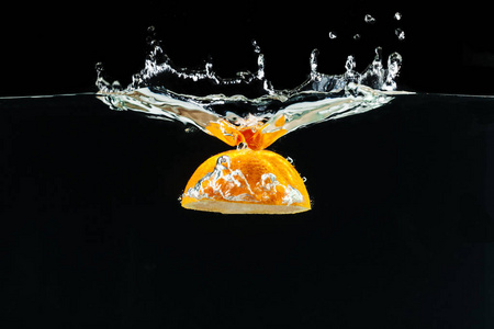 橘子掉进水里，溅起水花