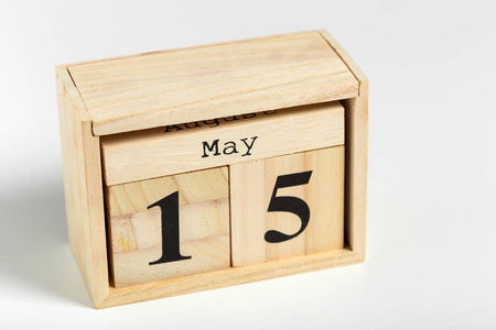 白色背景上有日期的木制立方体。5月15日