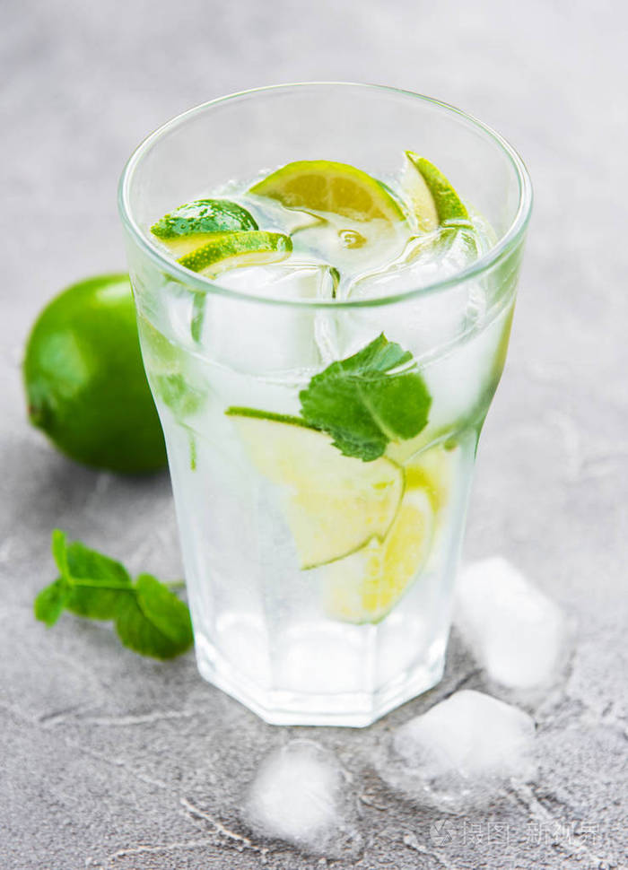 莫吉托鸡尾酒或带石灰及薄荷的苏打水