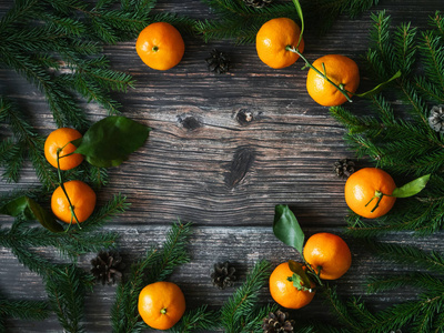 圣诞节背景与橘子和冷杉分枝。新年寒假卡