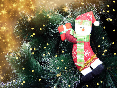 圣诞树新年灯光冬季背景与雪人装饰花环