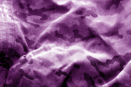 紫色色调模糊效果的旧迷彩布。 设计ABD思想的抽象背景和纹理。