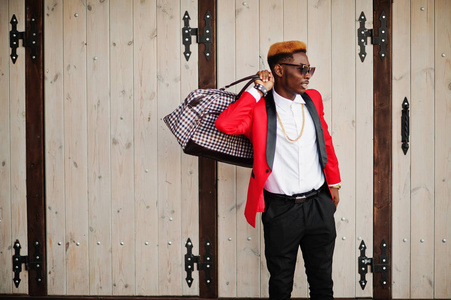黑色和红色手提包时尚非裔美国人模特穿红色西装,突出头发和手提包摆