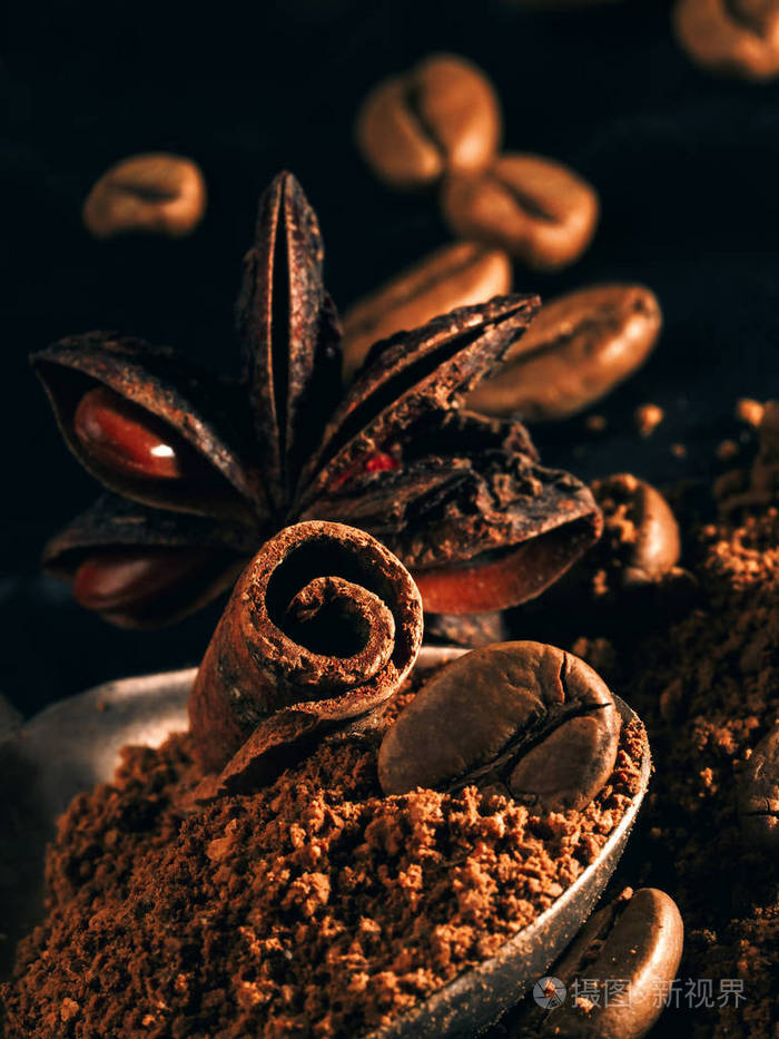 八角咖啡豆和肉桂。 美丽的深褐色和黑色的石头背景。 烤阿拉伯咖啡豆堆与肉桂棒和八角香料成分的香印度香料咖啡。