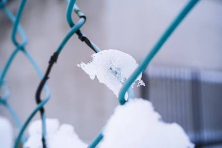 公园的金属网上的雪，背景