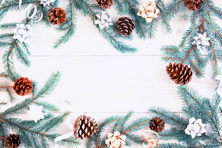 以蝴蝶结和松果装饰的冷杉枝的圣诞组成