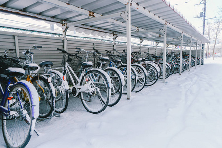 车库里满是雪的自行车