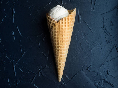冰淇淋糖华夫饼锥在黑煤背景上选择性聚焦空间为文本。
