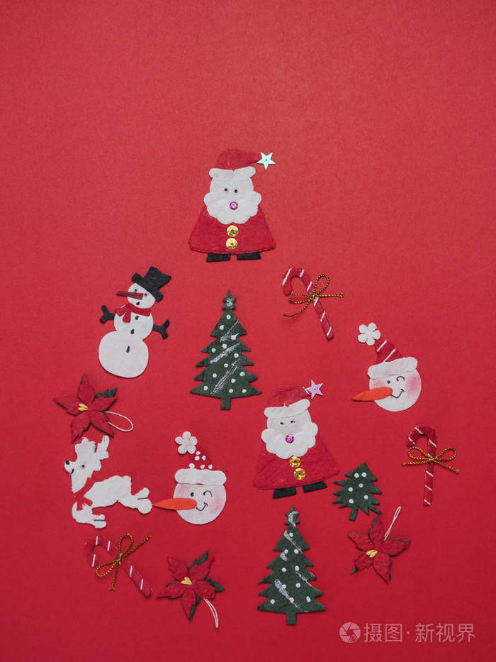 在红色背景上以气泡形状放置的圣诞物品。