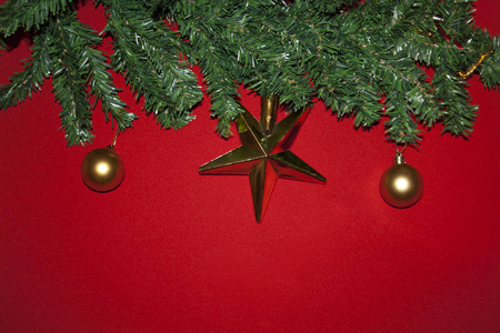 装饰圣诞树特写和新年快乐。
