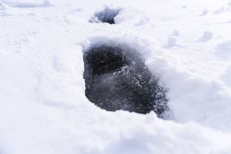 足迹和手在雪上的纹理背景