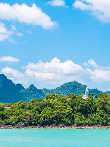 美丽的热带海洋，蓝天背景下的白云，用于旅行和度假