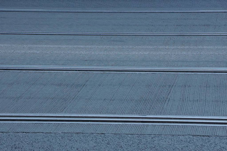 沥青上电车轨道的灰色纹理