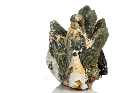 白色背景上的伊维石上的宏观矿物石石英赫登贝石