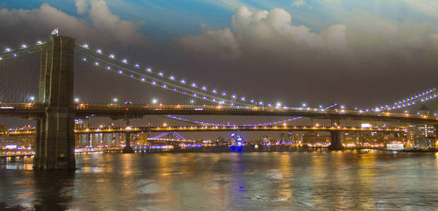 纽约市曼哈顿全景夜间与办公楼摩天大楼天际线照亮u.s.a。