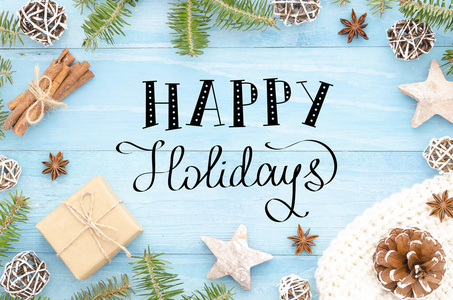 节日快乐贺卡与笔迹在质朴的蓝色木背景与圣诞树, 肉桂, 星, 松果和冷杉树。寒假季节性贺卡。圣诞