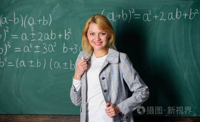 回到学校的概念 妇女微笑的教育家教室黑板背景 未来教师必须考虑的工作条件 教育专家准备教你 她喜欢她的工作照片 正版商用图片14q3e8 摄图新视界