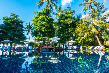 美丽的豪华室外游泳池，在酒店和度假胜地有雨伞和椅子。