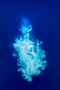 抽象图案落入蓝色油墨的水滴溶解在水中的青色油墨