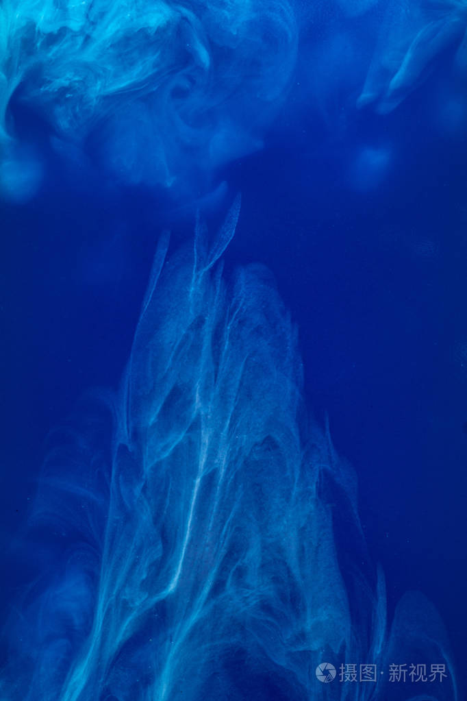 抽象图案落入蓝色油墨的水滴溶解在水中的青色油墨