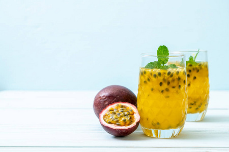 新鲜和冰的激情果汁健康饮料图片