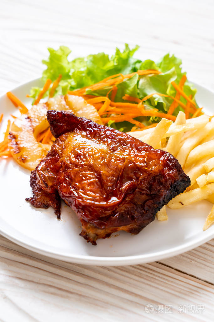 烤鸡排配蔬菜和炸薯条