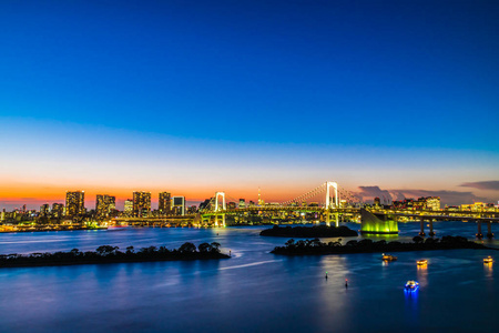 日本夕阳西下，用彩虹桥建造东京城市的美丽建筑