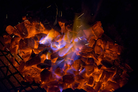 烧烤炉中燃烧余烬的细节摄影图