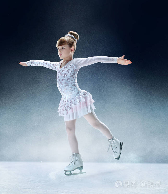 在室内冰上的花样滑冰小女孩