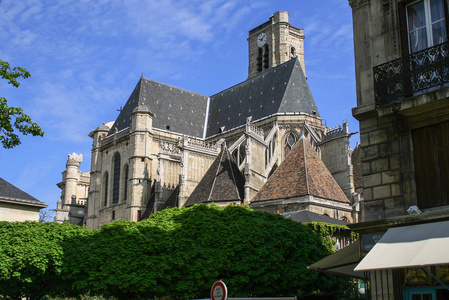 2008年3月5日巴黎法国。 城市景观与建筑物和树木法国。 巴黎的宗教建筑。