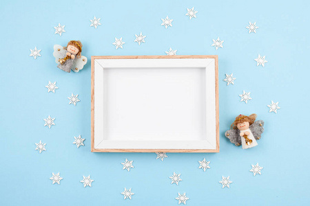 创意Chrismas和新年贺卡的蓝色粉彩背景。 季节庆祝冬季概念