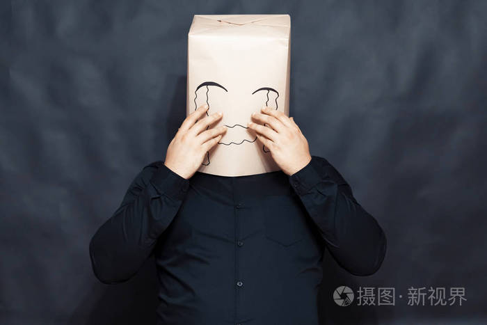 情感的概念人的手触摸他的脸脸上带着悲伤和怜悯的表情泪珠