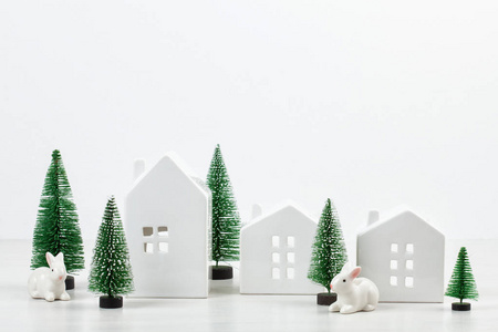 可爱的小白屋和圣诞树，有文本的复制空间。 圣诞节庆祝计划