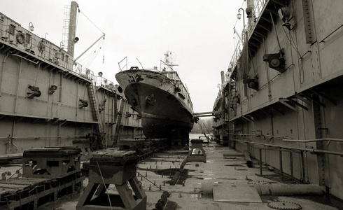 档案2008年乌斯特河港口多瑙河在危机中被摧毁。 河港干码头上的旧生锈船只。 旧河船在码头上生锈，修理铺库存供修理河船
