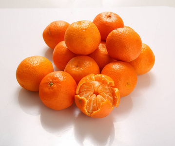 白色背景的柑橘橘子。
