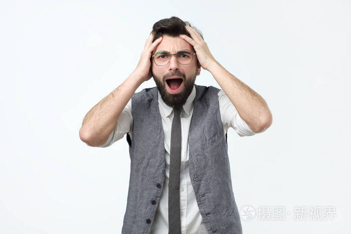 兴奋疯狂的西班牙男子大喊大叫触摸头部和尖叫在恐慌中有许多问题