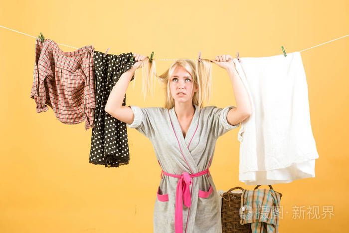 忙碌的母亲.复古管家的女人.女仆或家庭主妇关心房子.